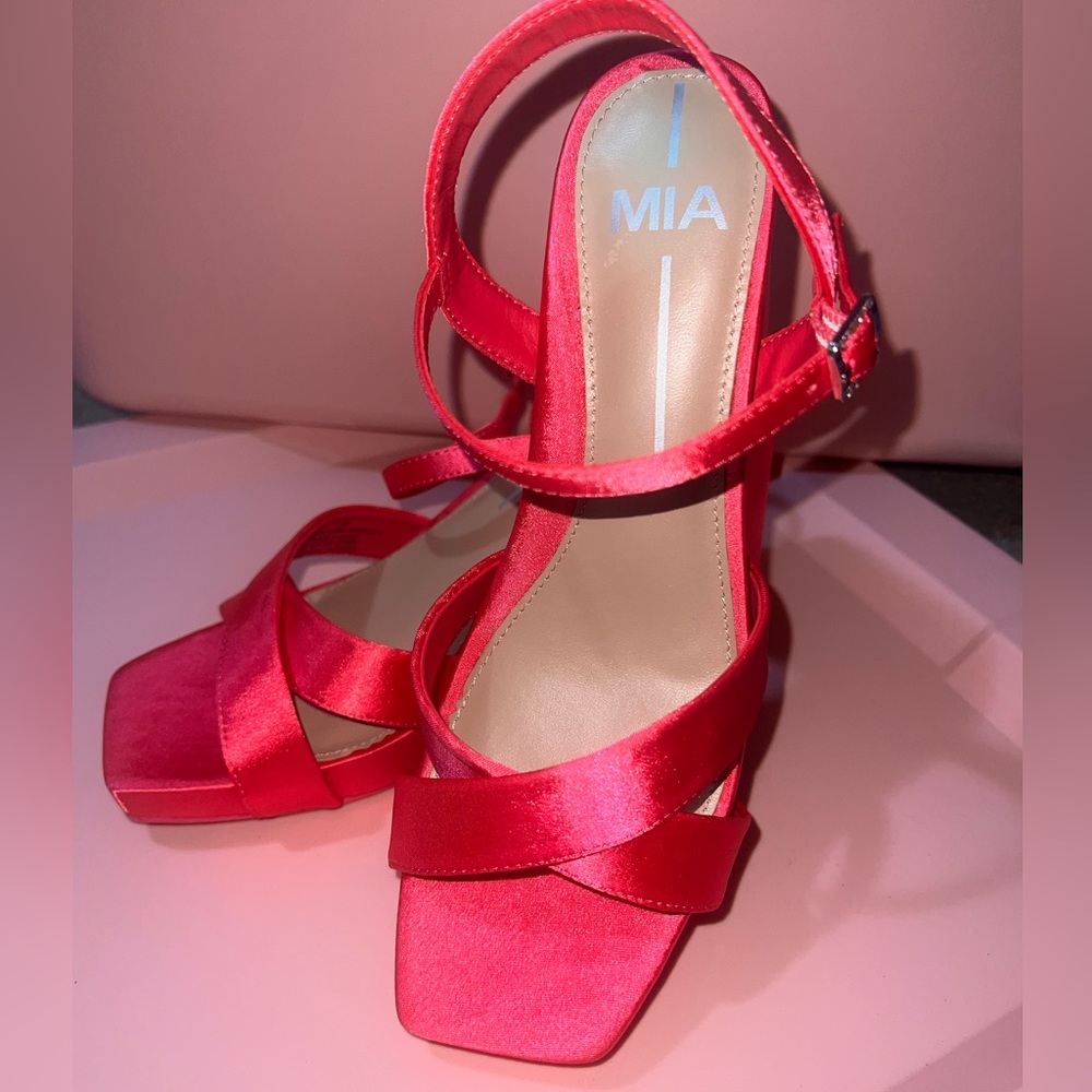 NWOT Mia Eloise Block Heel
